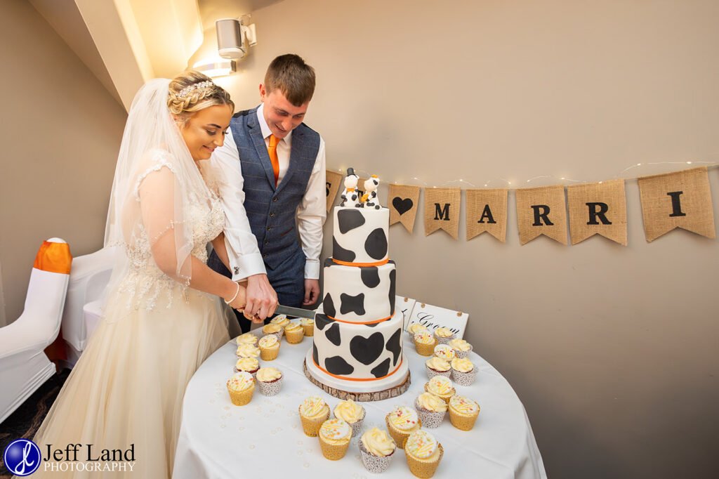 Cutting of the wedding cake at the Vale Golf Club Evesham